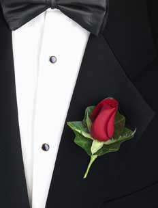 This boutonniere consists of one red rose and 3 leaves of 	green ivy.